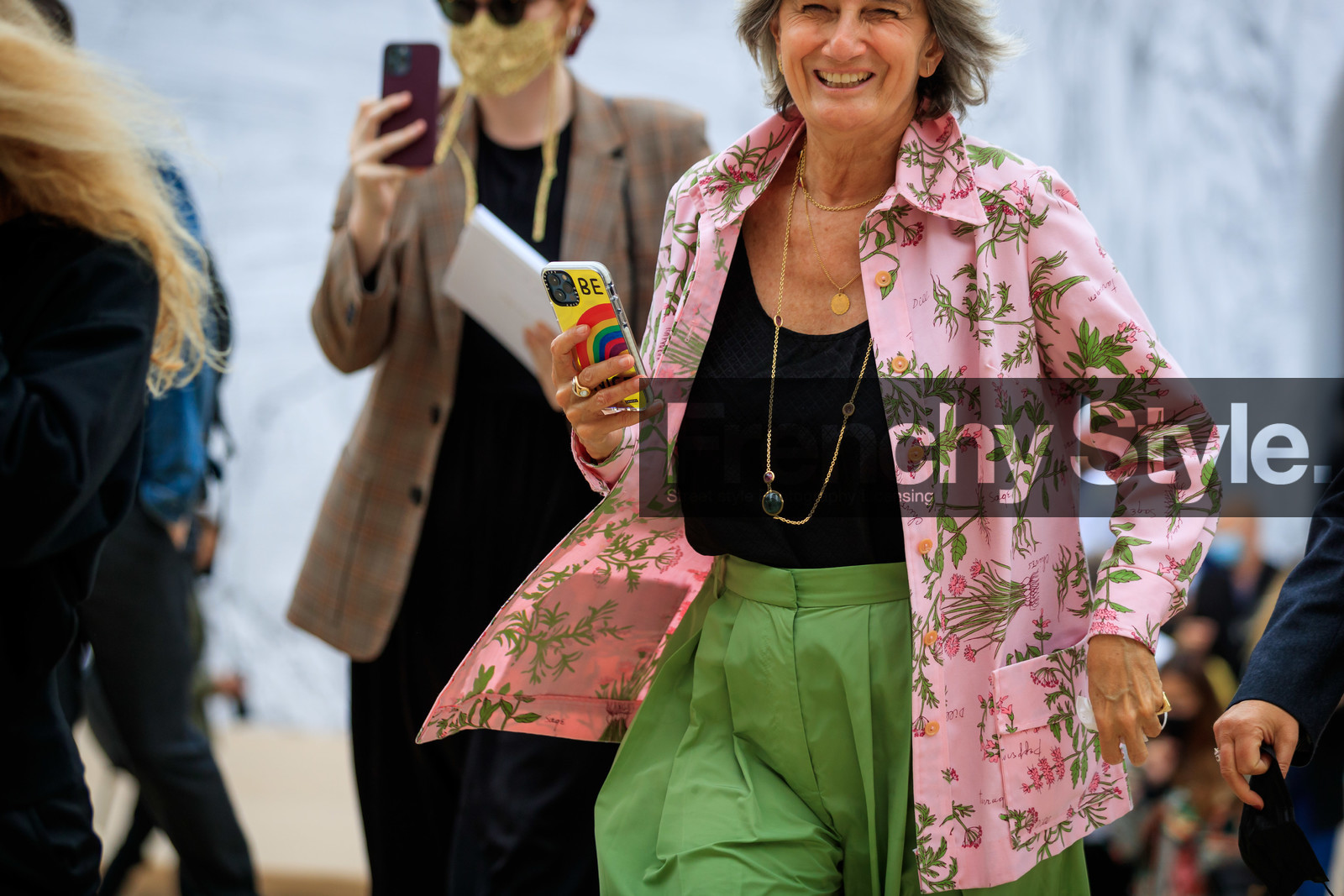 iphone, pink shirt, floral printed shirt, golden necklace, multi necklace, long necklace, stone necklace, chain necklace, black top, tank top, green pants, sophie fontanel, fashion week, frenchystyle, FW, jonathan paciullo, street style, PFW, PARIS, AUTUMN WINTER 2021-2022, FALL WINTER 2021-2022, FW 21-22, atmosphere details, horizontal, detail