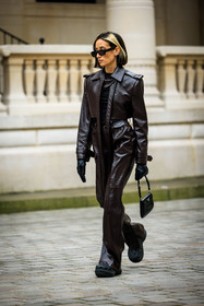 total black look, black jumpsuit, leather jumpstui, black boots, mini bag, leather look, black sunglasses, prada bag, alexandra guerain, street style, jonathan paciullo, FW, frenchystyle, fashion week, AUTUMN WINTER 2022-2023, FALL WINTER 2022_2023, FW 22-23, PFW, PARIS, full length, vertical