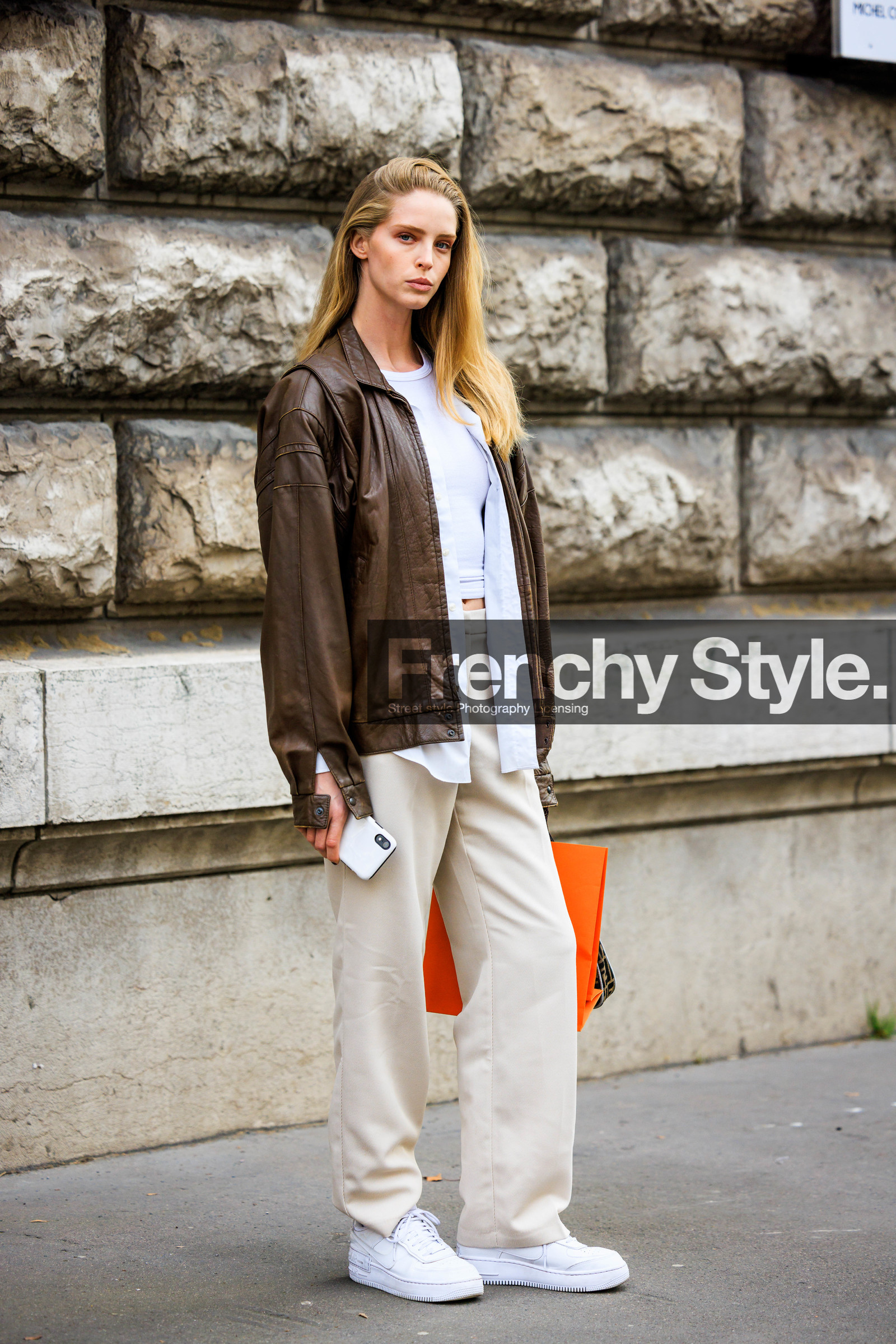 brown jacket, leather jacket, white tshirt, white trousers, white sneakers, sporty look, hermes, model, street style, jonathan paciullo, FW, frenchystyle, fashion week, AUTUMN WINTER 2022-2023, FALL WINTER 2022_2023, FW 22-23, PARIS, PFW, full length, vertical