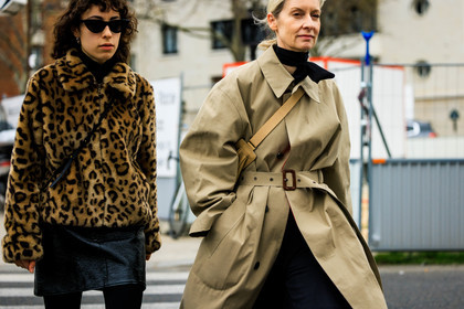 leopard print jacket, black sunglasses, mini skirt, black skirt, leather skirt, classic trench, beige trench, suzanne koller, street style, jonathan paciullo, FW, frenchystyle, fashion week, AUTUMN WINTER 2022-2023, FALL WINTER 2022_2023, FW 22-23, PFW, PARIS, horizontal, atmosphere details, detail