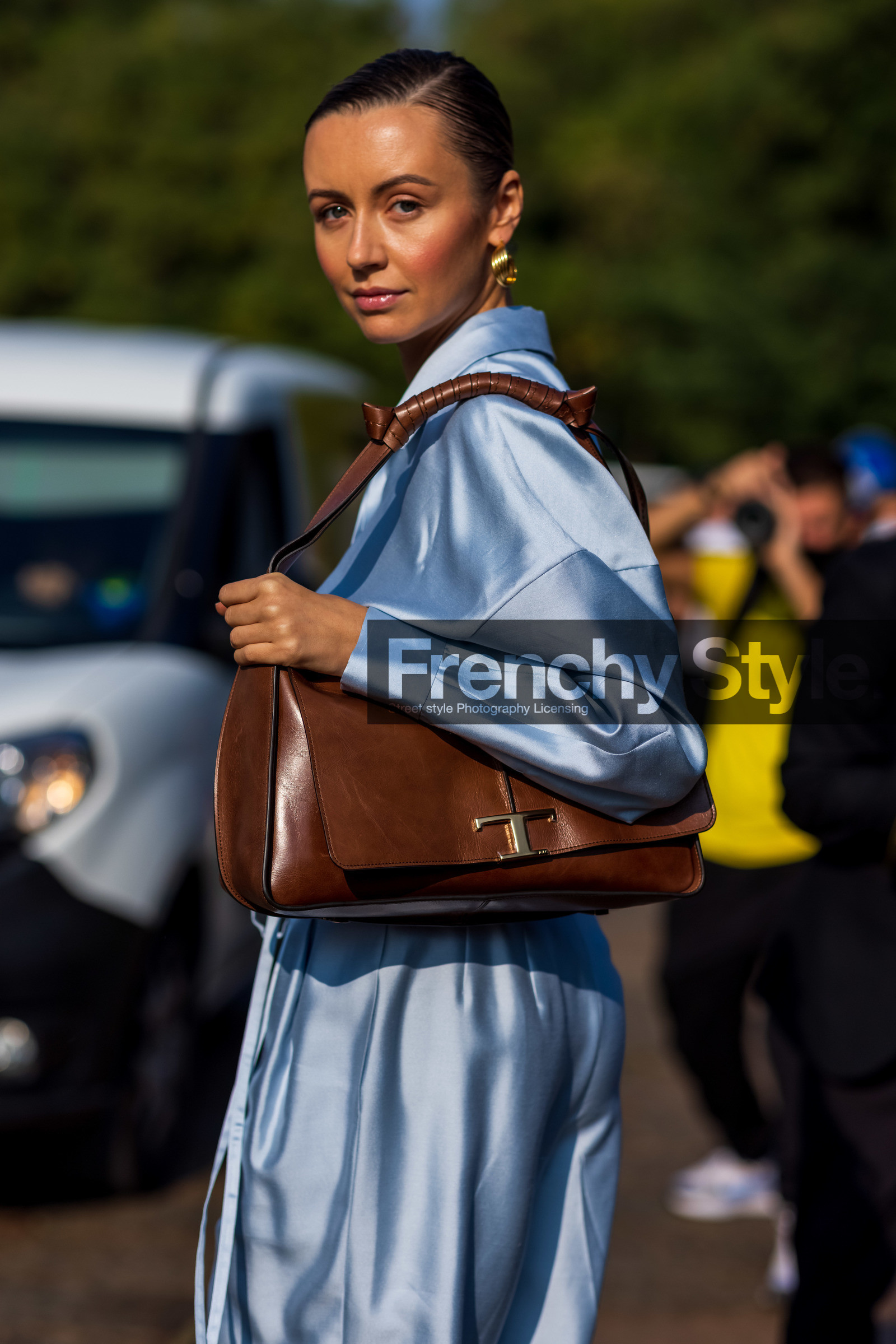 bag, blue monochrome, brown bag, crop shirt, earrings, fluid pants, gold earrings, high waist pants, large pants, leather bag, light blue pants, light blue shirt, monochrome, Nataly Osmann, pastel, shirt, tods bag, satined shirt, satined pants, fashion week, frenchystyle, FW, jonathan paciullo, street style, MFW, MILAN, SPRING SUMMER 2022, SS 22, vertical, atmosphere details, detail