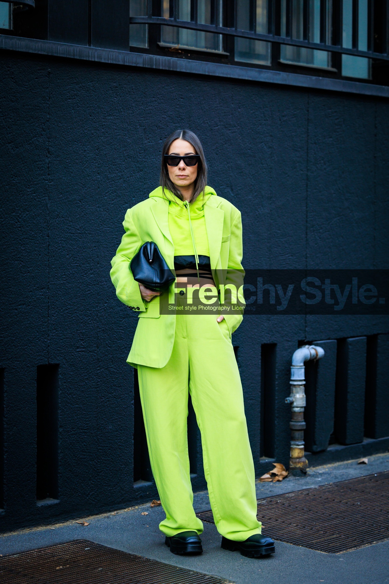 black boots, leather boots, cropped hoodie, fluo green hoodie, crossed laces top, animal print fluo look, black sunglasses, fluo green pants, black sunglasses, cat eye sunglasses, fluo green suit, black pouch, alice barbier, fashion week, frenchystyle, FW, jonathan paciullo, street style, vertical, atmosphere details, detail