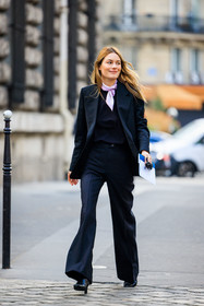 black suit, pink bandana, full black look, black boots, minimal look, street style, jonathan paciullo, FW, frenchystyle, fashion week, AUTUMN WINTER 2022-2023, FALL WINTER 2022_2023, FW 22-23, PFW, PARIS, full length, vertical