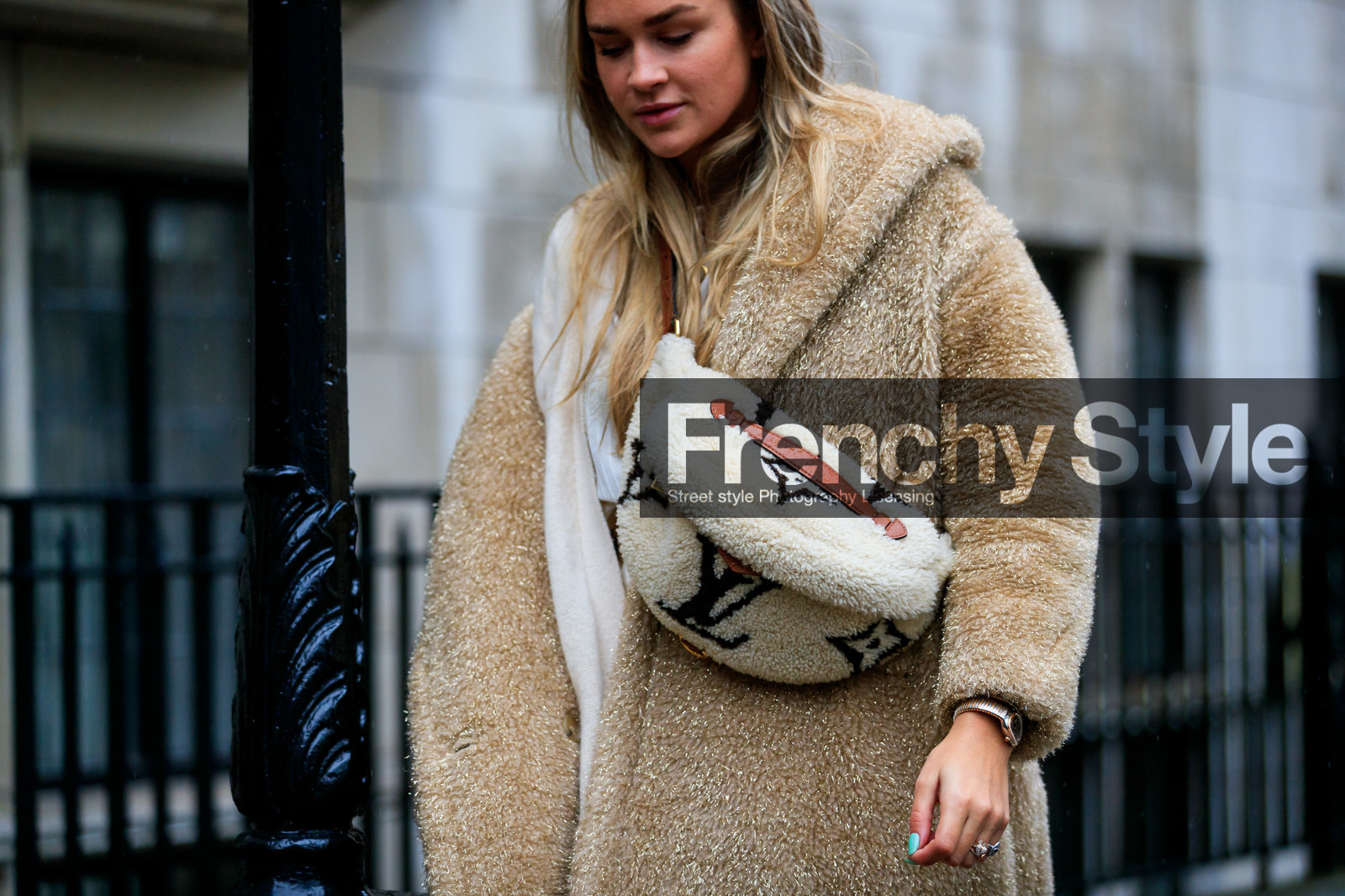 nina suess, beige coat, beige bag, fur bag, fur coat, crossbody bag, monogrammed bag, bag detail, close up detail, camel leather bag, golden coat, lurex coat, fashion week, frenchystyle, FW, jonathan paciullo, street style, LFW, LONDON, AUTUMN WINTER 2020-2021, FALL WINTER 2020-2021, FW 20-21, horizontal, atmosphere details, detail
