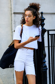model, eye make up, make up, white eyeliner, cropped top, white t-shirt, white cropped top, fila t-shirt, short sleeves t-shirt, shorts, white shorts, bun, half bun, fashion week, frenchystyle, FW, jonathan paciullo, street style, vertical, detail, atmosphere details