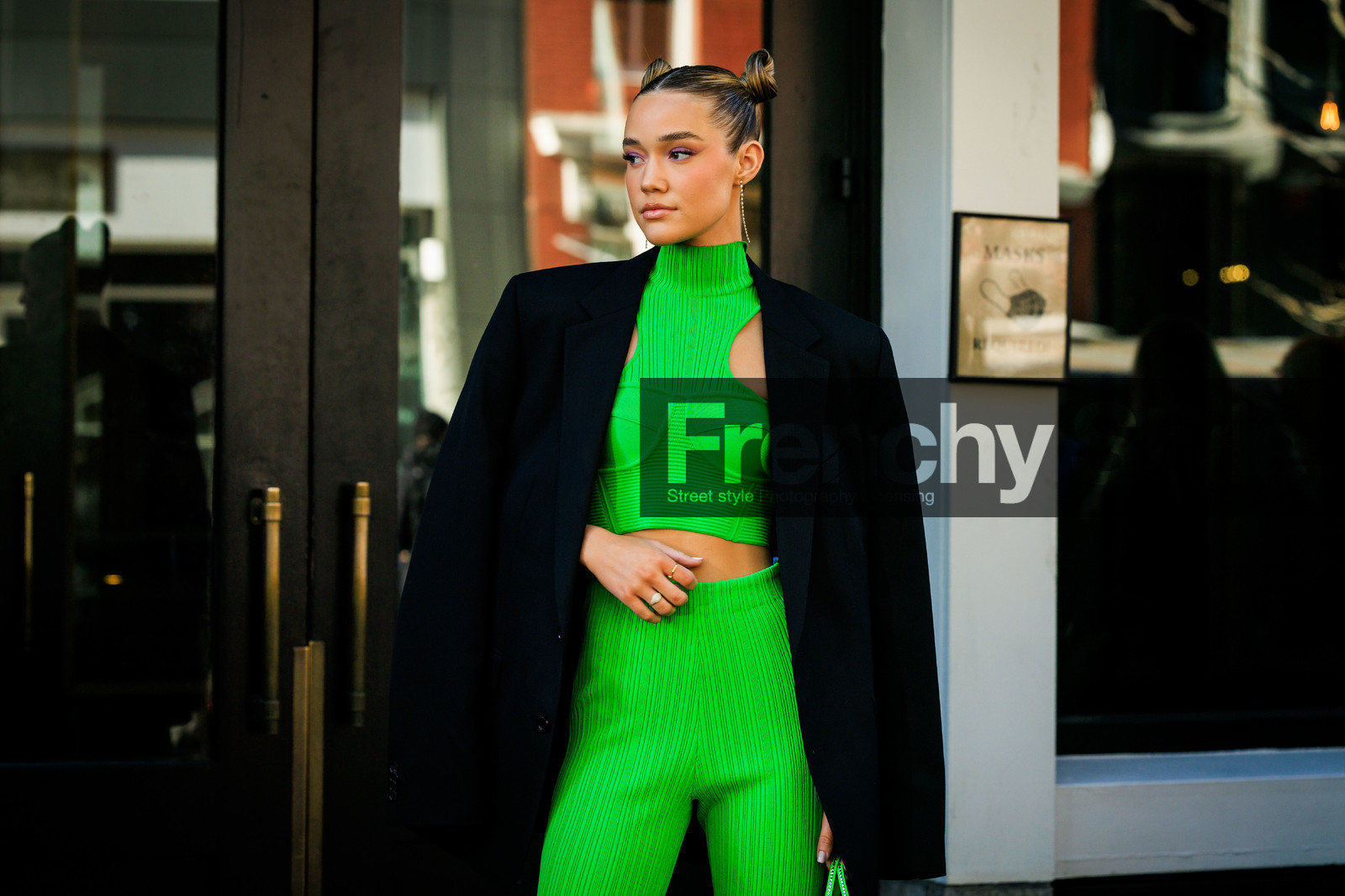 knitted fluo green cropped top, black blazer, green fluo mini bag, green fluo trousers, high bows, Olivia Ponton, cropped top, fashion week, frenchystyle, FW, jonathan paciullo, street style, NYFW, NEW YORK, AUTUMN WINTER 2022-2023, FALL WINTER 2022_2023, FW 22-23, atmosphere details, horizontal