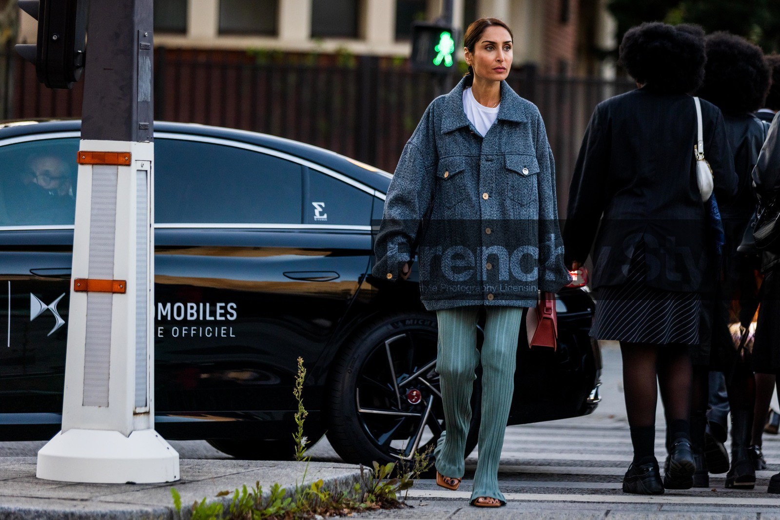 acne studios looks, bag, blue pants, flare pants, Geraldine Boublil, grey jacket, jacket, oversize jacket, pants, red bag, ribbed pants, white t-shirt, street style, jonathan paciullo, FW, frenchystyle, fashion week, PFW, PARIS, SPRING SUMMER 2022, SS 22, horizontal, atmosphere details, full length