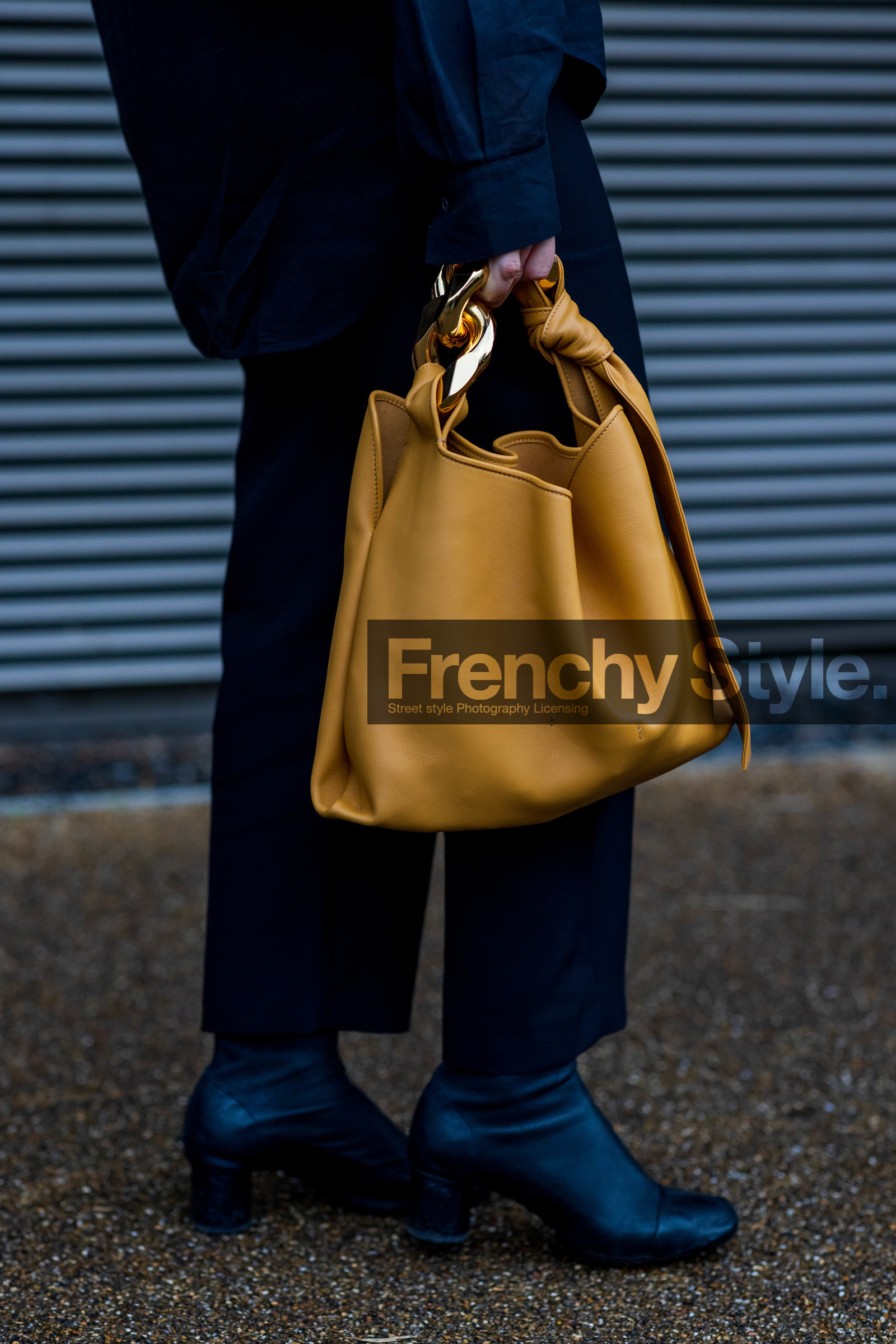 handbag, yellow, boots, black, trousers, fashion week, frenchystyle, FW, jonathan paciullo, street style, SS 22, SPRING SUMMER 2022, LFW, LONDON, vertical, atmosphere details, detail