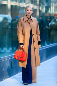 leonie hanne, camel trenchcoat, camel skirt, beige trench coat, beige skirt, navy blue pullover, navy blue skirt, bicolor skirt, long skirt, red leather bag, fendi bag, hand bag, fashion week, frenchystyle, FW, jonathan paciullo, street style, AUTUMN WINTER 2020-2021, FALL WINTER 2020-2021, FW 20-21, vertical, full length, NYFW, NEW YORK