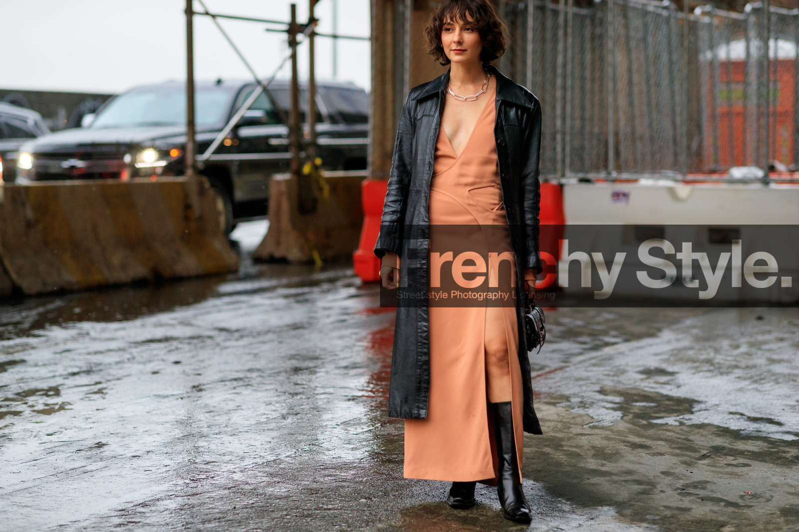 alyssa coscarelli, black leather jacket, long jacket, nude dress, low necked dress, long dress, wrap dress, split dress, black leather bag, painted bag, hand bag, black leather boots, big chain necklace, silver necklace, silvered necklace, fashion week, frenchystyle, FW, jonathan paciullo, street style, NYFW, NEW YORK, AUTUMN WINTER 2020-2021, FALL WINTER 2020-2021, FW 20-21, horizontal, atmosphere details, detail