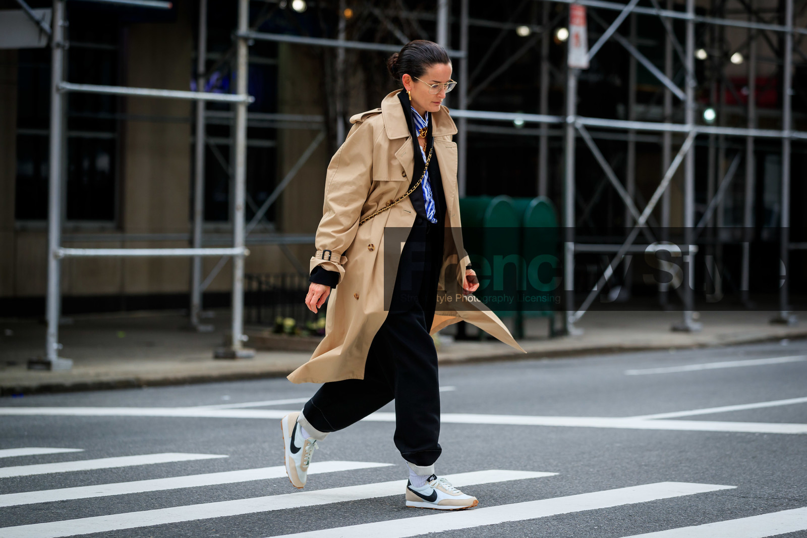 Lucy Chadwick, loose pants, beige trench coat, black jacket, blue shirt, white shirt, striped shirt, nike shoes, white sneakers, golden chain strap bag, golden earrings, golden frame glasses, golden necklace, crossbody bag, hoop earrings, multi necklace, charms necklace, beige sneakers, suede sneakers, fashion week, frenchystyle, FW, jonathan paciullo, street style, NYFW, NEW YORK, AUTUMN WINTER 2020-2021, FALL WINTER 2020-2021, FW 20-21, horizontal, atmosphere details, full length