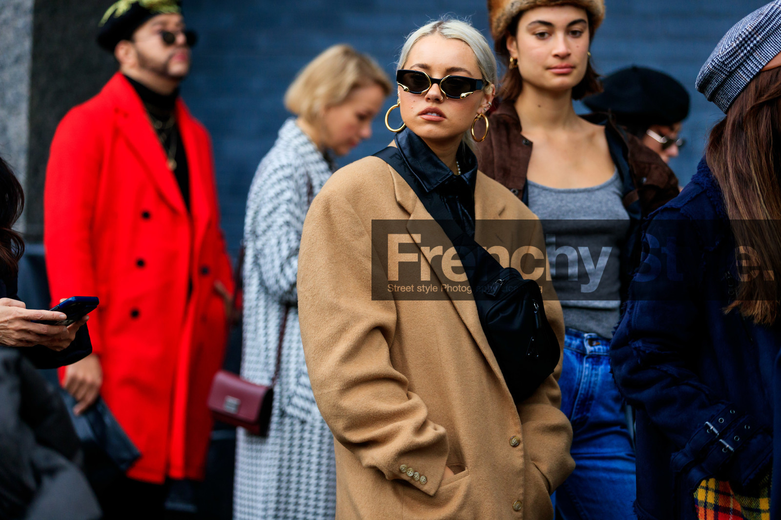 beige coat, black bag, black sunglasses, golden sunglasses, metalic frame sunglasses, golden earrings, hoop earrings, animal shape sunglasses, prada bag, crossbody bag, belt bag, black leather shirt, animal skin shirt, fashion week, frenchystyle, FW, jonathan paciullo, street style, AUTUMN WINTER 2020-2021, FALL WINTER 2020-2021, FW 20-21, horizontal, atmosphere details, detail, NYFW, NEW YORK