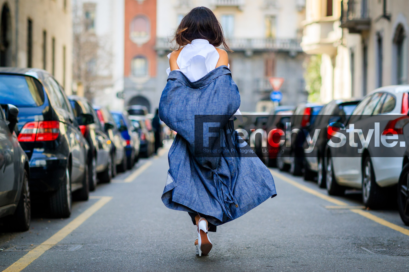 atmosphere details, AUTUMN WINTER 2017-2018, AW 17-18, back detail, blue coat, FALL WINTER 2017-2018, fashion week, frenchystyle, full length, FW, FW 17-18, high heels, horizontal, jonathan paciullo, leather shoes, MFW, MILAN, nausheen shah, sleeveless, street style, white shirt, white shoes