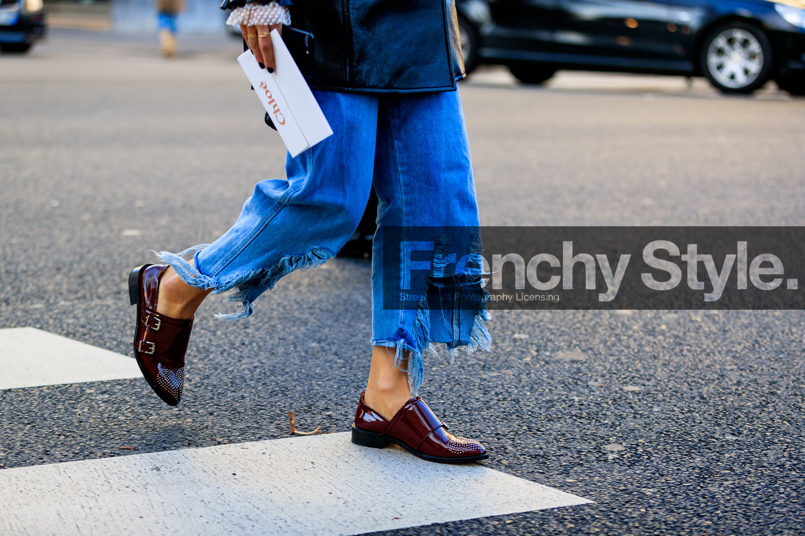 atmosphere details, AUTUMN WINTER 2017-2018, AW 17-18, blue denim, chanel handbag, chloe, denim pants, detail, FALL WINTER 2017-2018, fashion week, frenchystyle, FW, FW 17-18, horizontal, jeans, jonathan paciullo, leather shoes, negin mirsalehi, PARIS, PFW, ripped pants, street style, trousers, tweed bag
