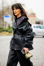 total black look, mini bag, loewe bag, green bag, logo bag, black trousers, baggy pants, leather jacket, shiny top, black jacket, leia sfez, street style, jonathan paciullo, FW, frenchystyle, fashion week, AUTUMN WINTER 2022-2023, FALL WINTER 2022_2023, FW 22-23, PFW, PARIS, vertical, detail
