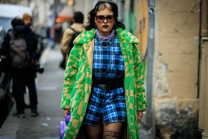 punk look, plais dress, blue shirt, black corset belt, black sunglasses, blue lips, multiple necklaces, chain necklaces, printed coat, fluo green coat, chess print coat, tattoos, purple handbag, fashion week, frenchystyle, FW, jonathan paciullo, street style, AUTUMN WINTER 2022-2023, FALL WINTER 2022_2023, FW 22-23, PFW, PARIS, horizontal, atmosphere details, detail