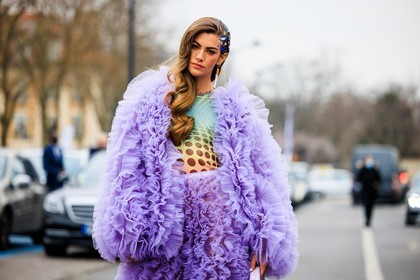 ruffles set, purple pants, purple jacket, coperni bag, purple bag, hair pins, cigar earrings, dots top, multicolor top, blue sneakers, coperni, clara berry, street style, jonathan paciullo, FW, frenchystyle, fashion week, AUTUMN WINTER 2022-2023, FALL WINTER 2022_2023, FW 22-23, PFW, PARIS, horizontal, atmosphere details, detail