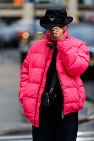 prada hat, black hat, pink coat, down jacket, moncler coat, fashion week, frenchystyle, FW, jonathan paciullo, street style, AUTUMN WINTER 2020-2021, FALL WINTER 2020-2021, FW 20-21, vertical, atmosphere details, detail, NYFW, NEW YORK