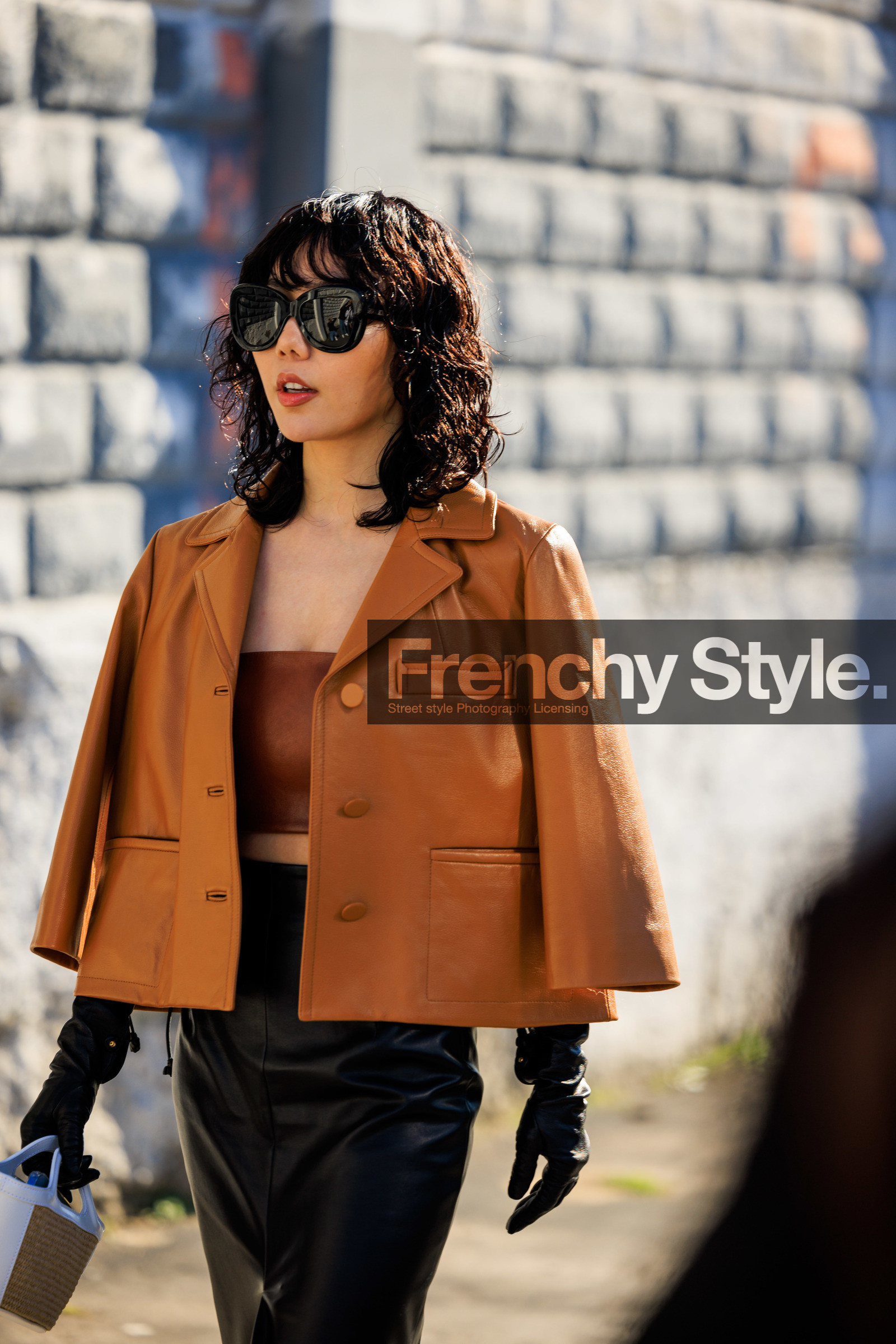 wet hair look, camel jacket, leather short jacket, brown bandeau, strapless top, brown top, black skirt, leather skirt, black gloves, leather gloves, black sunglasses, fashion week, frenchystyle, FW, jonathan paciullo, street style, vertical, atmosphere details, detail