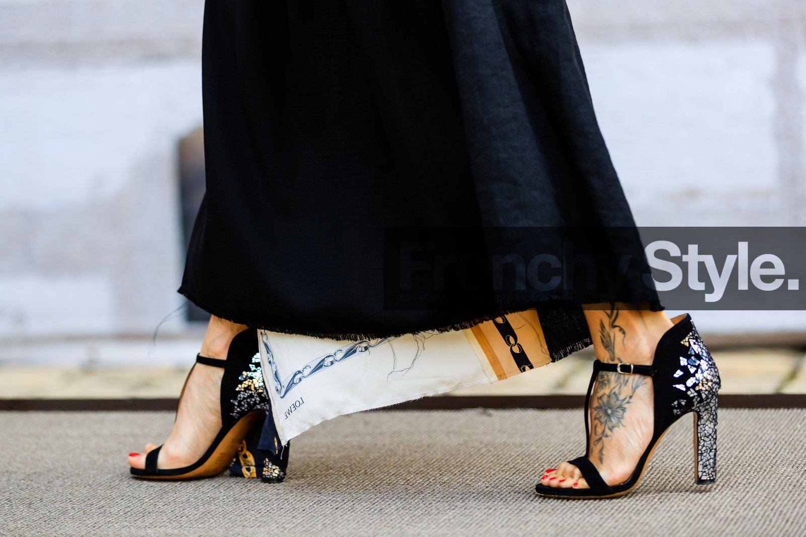 atmosphere details, AUTUMN WINTER 2016-2017, AW 16-17, black shoes, black skirt, black top, detail, embroidered shoes, FALL WINTER 2016-2017, fashion week, frenchystyle, FW, FW 16-17, gilda ambrosio, glitter, HAUTE COUTURE, high heels, horizontal, jonathan paciullo, loewe, MENSWEAR, PARIS, PFW, printed scarf, shiny shoes, silver heels, street style, tattoos