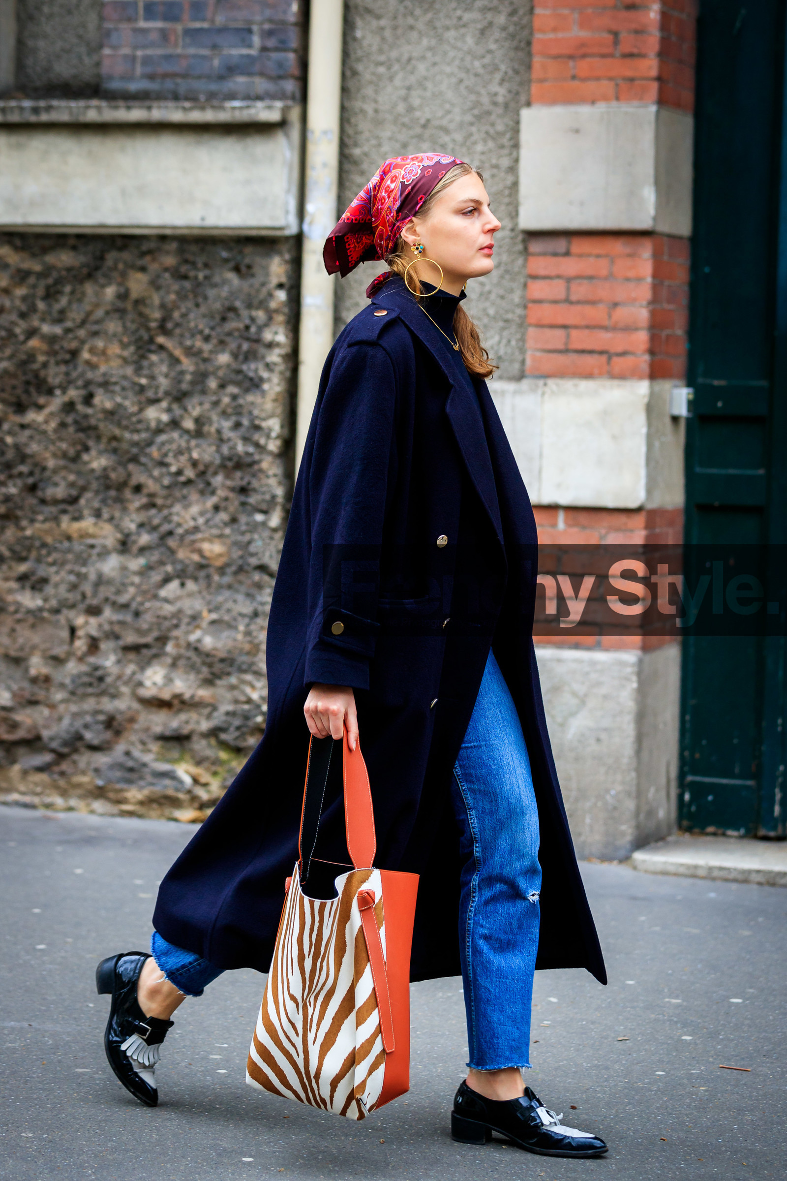 navy blue coat, burgundy scarf, cachemere printed scarf, hair scarf, round shape earrings, golden earrings, big earrings, stone earrings, pink scarf, celine bag, zebra printed bag, striped bag, fur bag, orange leather bag, white bag, camel bag, shopping bag, blue jeans, denim, used jeans, fashion week, frenchystyle, FW, jonathan paciullo, street style, PFW, PARIS, vertical, full length