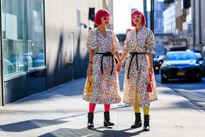 Ami and Aya Suzuki, pink hair, pink sunglasses, pink leather bag, pink tights, dyed hair, floral printed dress, white dress, short sleeves dress, mid long dress, belted dress, black belt, gucci sunglasses, square shape glasses, yellow leather bag, hand bag, floral printed jacket, floral printed trench coat, golden chocker, black leather boots, flat boots, low boots, tory burch dress, tory burch trench coat, tory burch belt, tory burch bag, multi rings, multi necklace, silvered ring, fashion week, frenchystyle, FW, jonathan paciullo, street style, FALL WINTER 2020-2021, AUTUMN WINTER 2020-2021, FW 20-21, horizontal, atmosphere details, full length, NYFW, NEW YORK