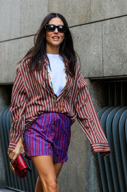 gilda ambrosio, white t-shirt, striped shirt, striped shorts, pyjama look, pyjama shirt, pyjama shorts, burgundy shirt, purple shorts, red leather clutch, black sunglasses, square shape glasses, long necklace, golden necklace, big chain necklace, etro bag, etro shirt, etro look, etro shorts, fashion week, frenchystyle, FW, jonathan paciullo, street style, MFW, MILAN, AUTUMN WINTER 2020-2021, FALL WINTER 2020-2021, FW 20-21, vertical, atmosphere details, detail