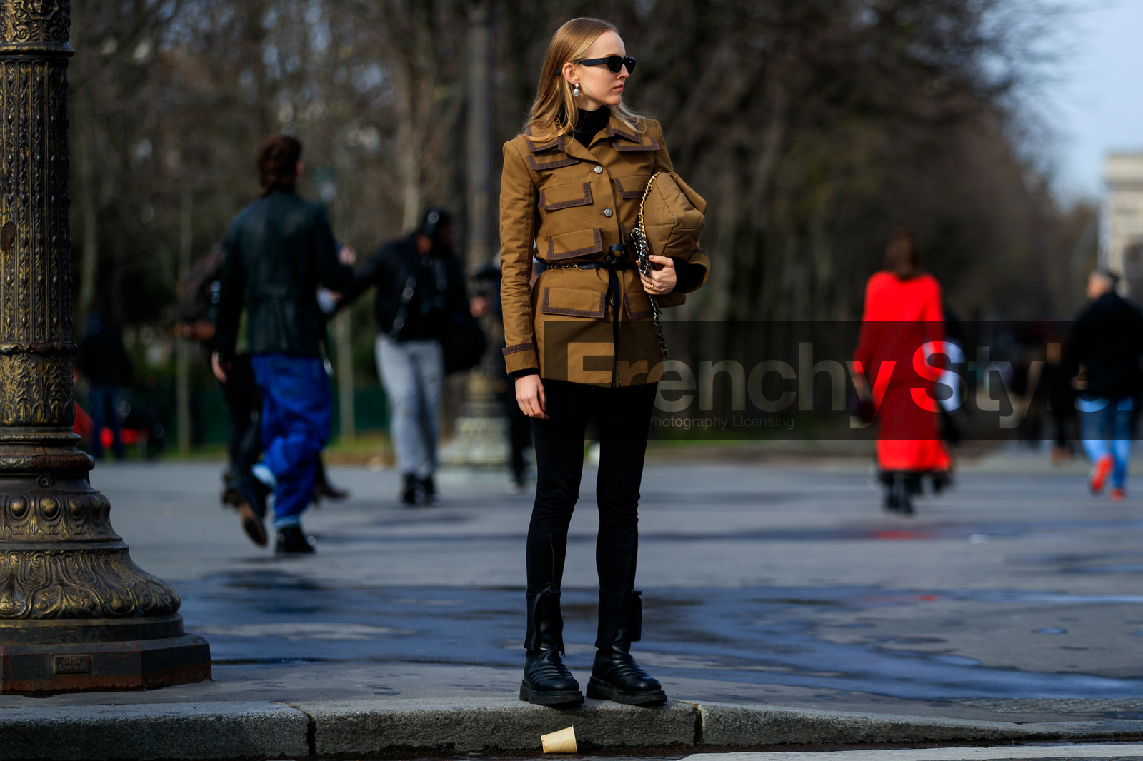 alexandra carl, kaki jacket, kaki bag, camel jacket, brown jacket, black sunglasses, black pants, black leather boots, technical fabric pants, split pants, tight pants, black leather belt, metalic belt, chain belt, belted jacket, pearl earrings, dangling earrings, black pullover, turtleneck pullover, quilted bag, multi pocket jacket, chanel bag, chanel belt, chanel jacket, quilted boots, flat boots, fashion week, frenchystyle, FW, jonathan paciullo, street style, PFW, PARIS, horizontal, atmosphere details, full length