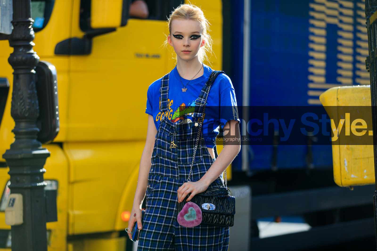 black bag, blue jumpsuit, blue t shirt, checked, eyeliner, graphic jumpsuit, graphic pants, leather bag, miu miu, plaid, plaid jumpsuit, printed jumpsuit, printed pants, printed t shirt, trousers, PFW, fashion week, frenchystyle, FW, jonathan paciullo, street style, PARIS, horizontal, atmosphere details, detail, model, AUTUMN WINTER 2018-2019, FALL WINTER 2018-2019, FW 18-19