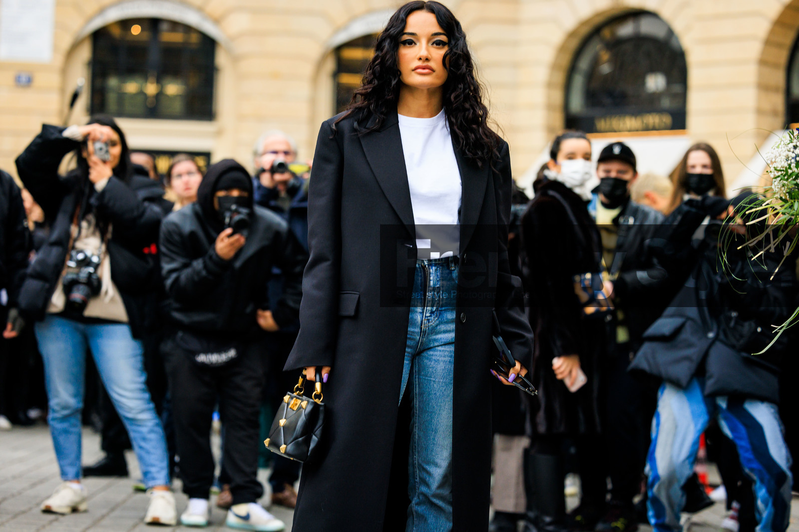 black sunglasses, white tshirt, black trench, buttoned trench, classic jeans, mini bag, leather bag, studded bag, valentino, fashion week, frenchystyle, FW, jonathan paciullo, street style, PARIS, PFW, SPRING SUMMER 2022, SS 22, atmosphere details, detail, horizontal, amina muaddi