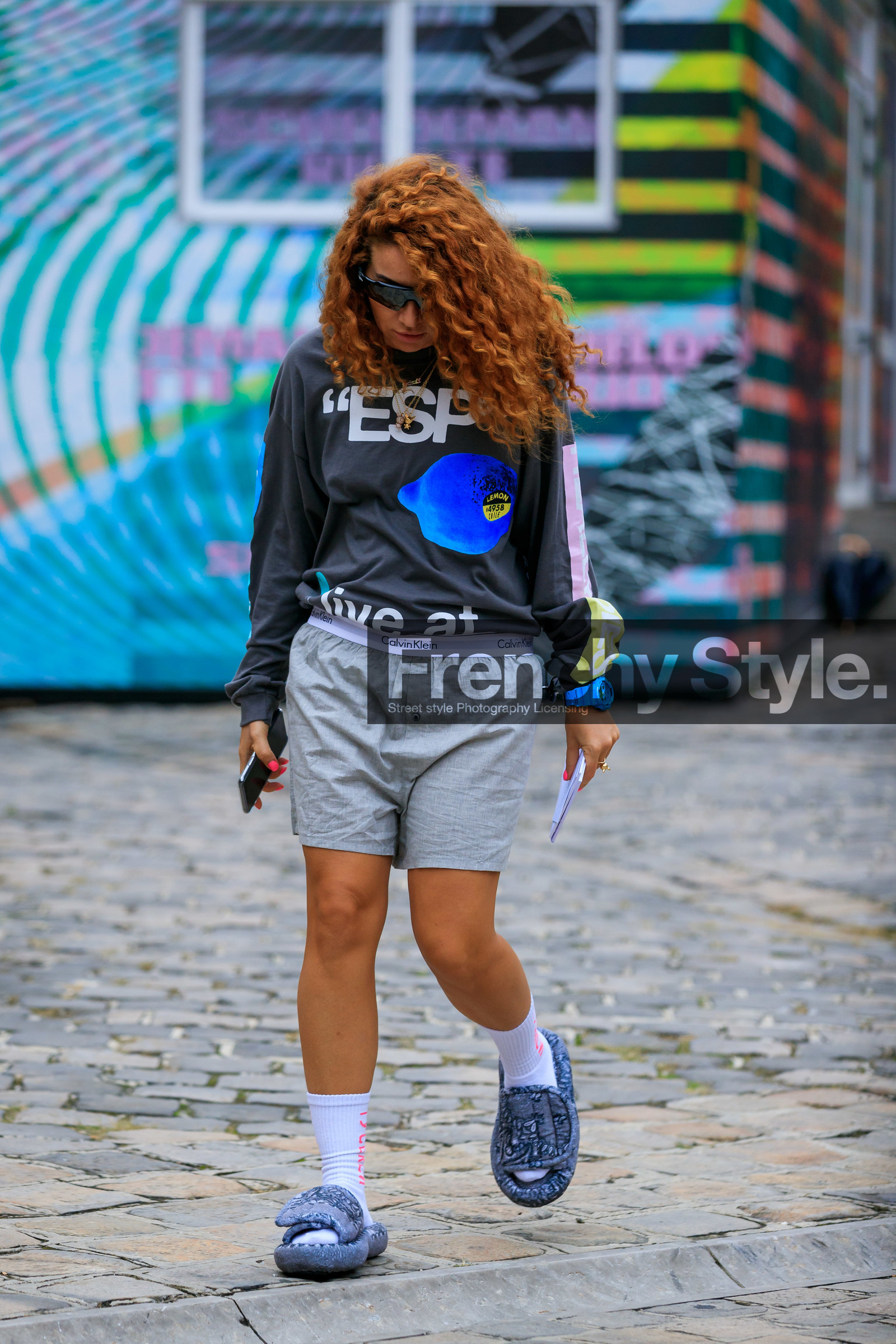 futurist shape sunglasses, black sunglasses, oakley sunglasses, dark grey t-shirt, letter printed t-shirt, long sleeves t-shirt, light grey shorts, calvin klein shorts, blue watch, blue slippers, flat slippers, white socks, sportswear, sportswear socks, sportswear shorts, fashion week, frenchystyle, FW, jonathan paciullo, street style, PFW, PARIS, SPRING SUMMER 2020, SS 20, horizontal, full length