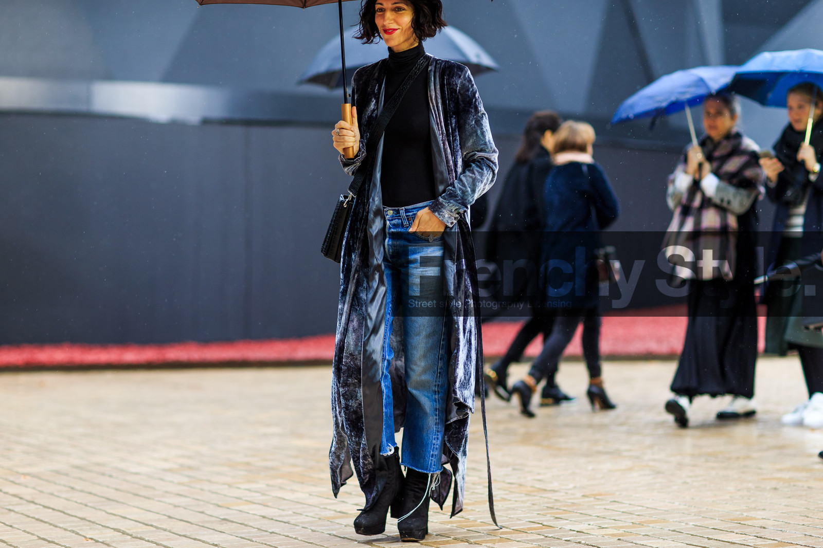 atmosphere details, AUTUMN WINTER 2016-2017, AW 16-17, black bag, black boots, black coat, blue denim, denim pants, detail, FALL WINTER 2016-2017, fashion week, frenchystyle, FW, FW 16-17, high boots, high heels, horizontal, jeans, jonathan paciullo, leather bag, leather boots, long coat, PARIS, PFW, street style, trousers, umbrella, velvet