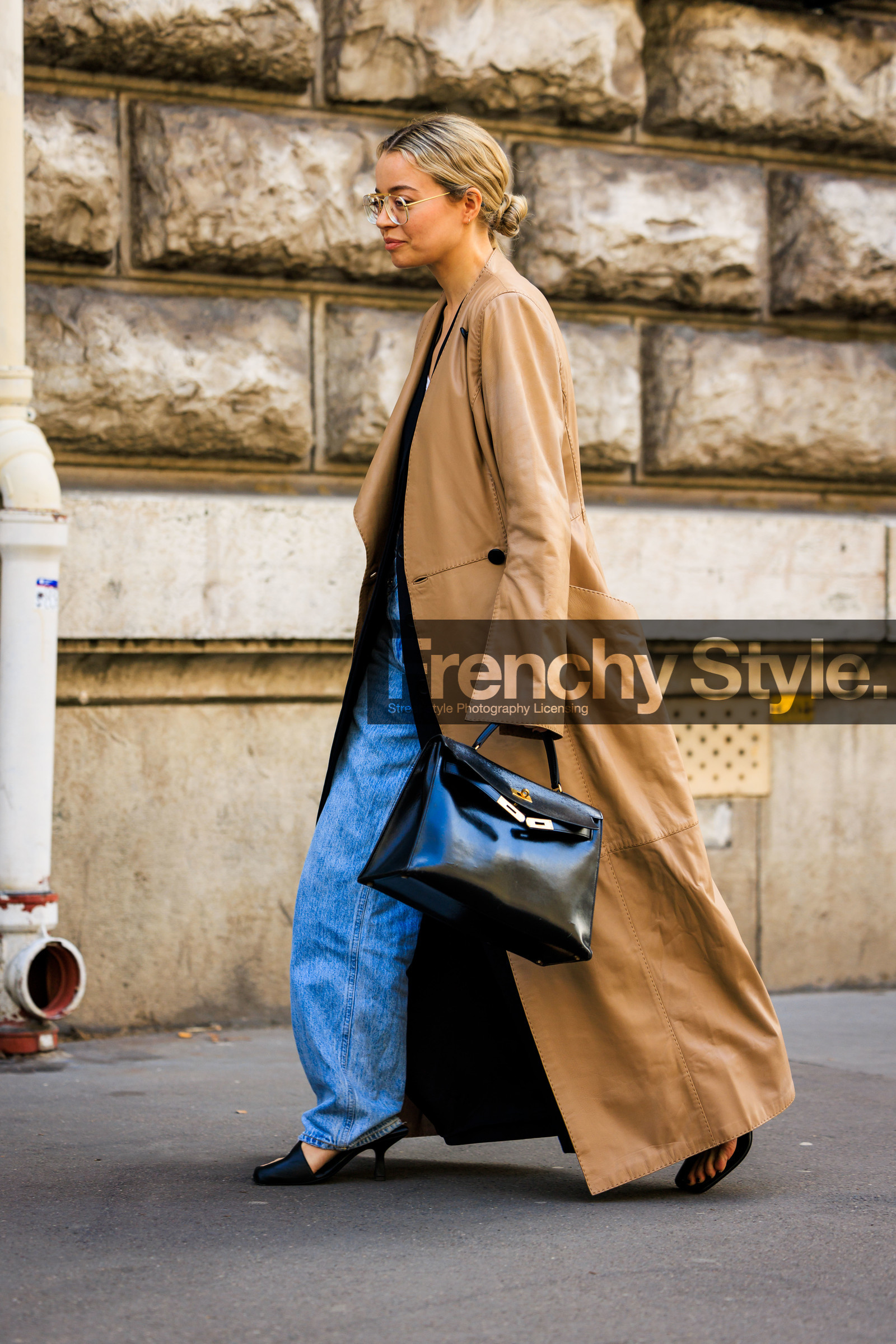 leather trench, beige trench, long trench, black trench, jeans, birkin bag, hermes bag, black sandals, glasses, street style, jonathan paciullo, FW, frenchystyle, fashion week, AUTUMN WINTER 2022-2023, FALL WINTER 2022_2023, FW 22-23, PFW, PARIS, full length, vertical