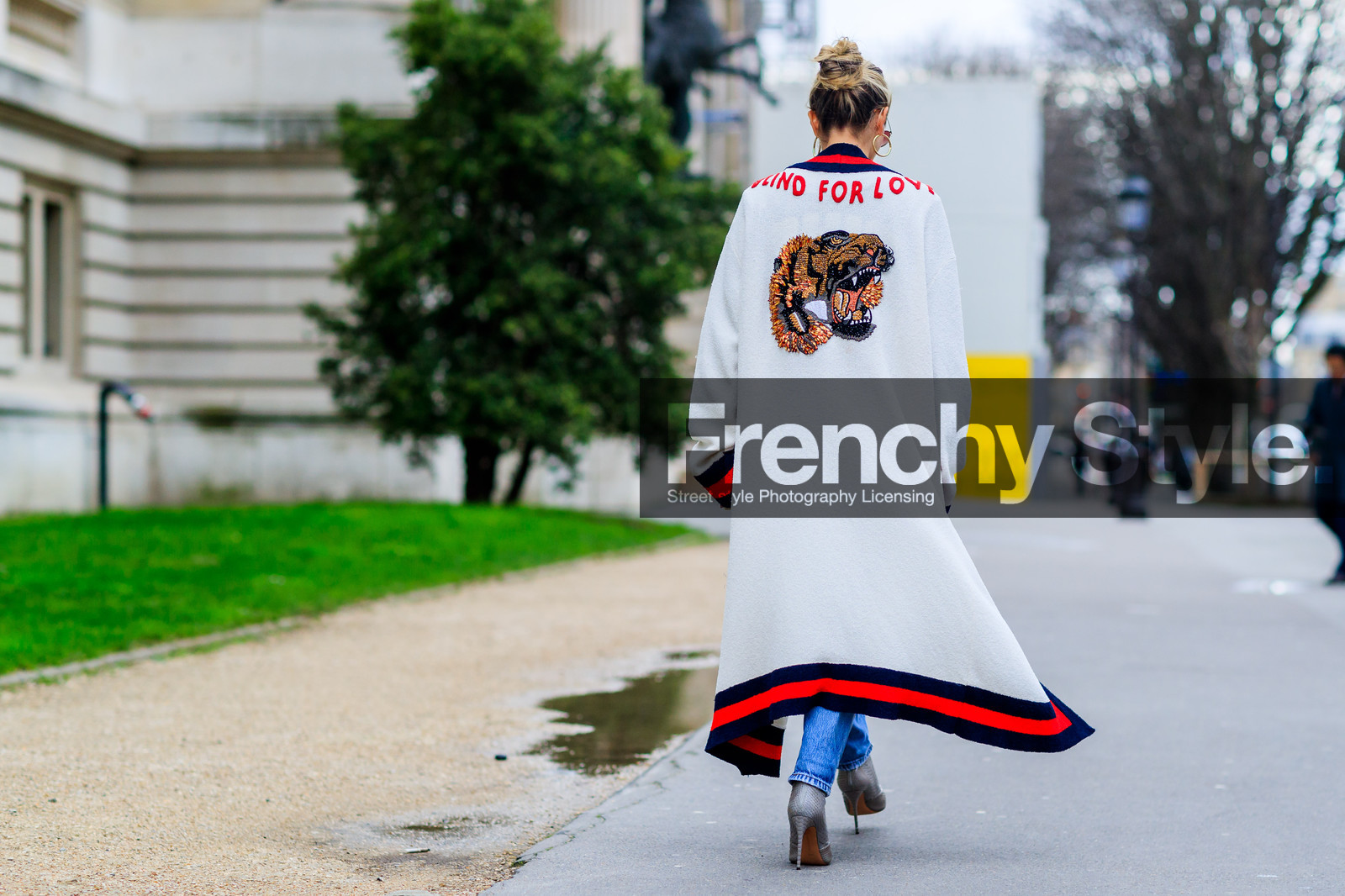 atmosphere details, AUTUMN WINTER 2017-2018, AW 17-18, back detail, blue denim, denim pants, FALL WINTER 2017-2018, fashion week, frenchystyle, full length, FW, FW 17-18, gucci, helena bordon, high heels, horizontal, jeans, jonathan paciullo, leather shoes, PARIS, PFW, printed sweater, silver shoes, street style, trousers, white cardigan