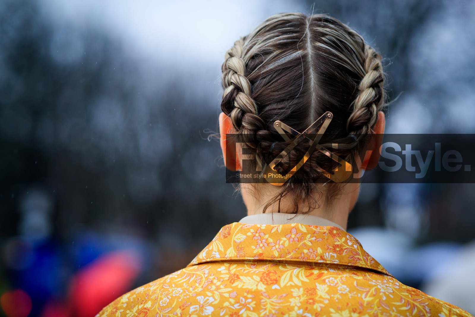 back details, hair details, hair clip, plaited hair, golden hair clip, fashion week, frenchystyle, FW, jonathan paciullo, street style, PFW, PARIS, AUTUMN WINTER 2020-2021, FALL WINTER 2020-2021, FW 20-21, horizontal, detail, atmosphere details