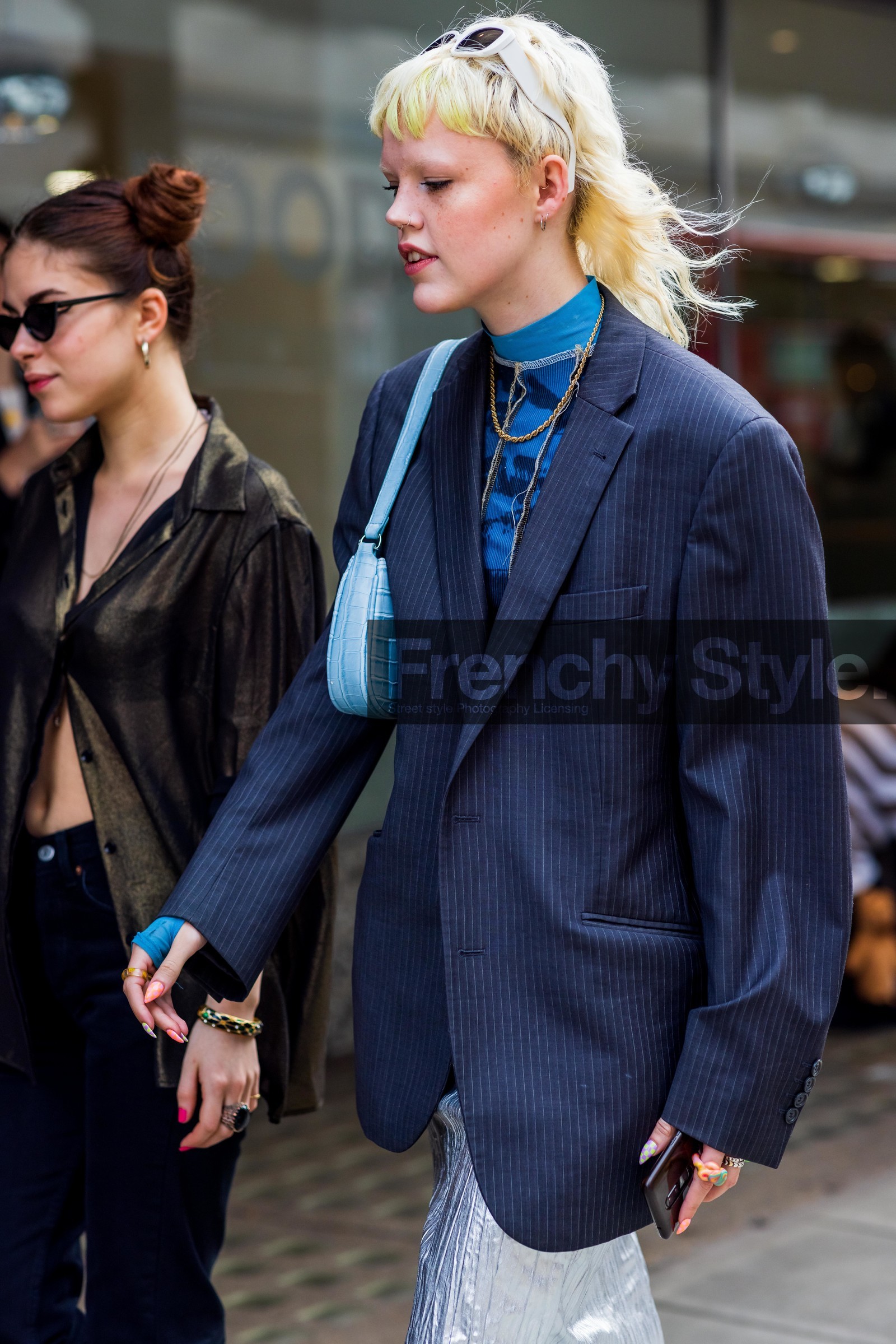 blazer, blue, navy blue, midi skirt, silver, turtleneck, print, sunglasses, handbag, fashion week, frenchystyle, FW, jonathan paciullo, street style, SS 22, SPRING SUMMER 2022, LFW, LONDON, vertical, atmosphere details, detail
