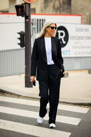 black suit, black look, black sunglasses, white tshirt, white sneakers, white hair, sarah harris, street style, jonathan paciullo, FW, frenchystyle, fashion week, AUTUMN WINTER 2022-2023, FALL WINTER 2022_2023, FW 22-23, PFW, PARIS, full length, vertical