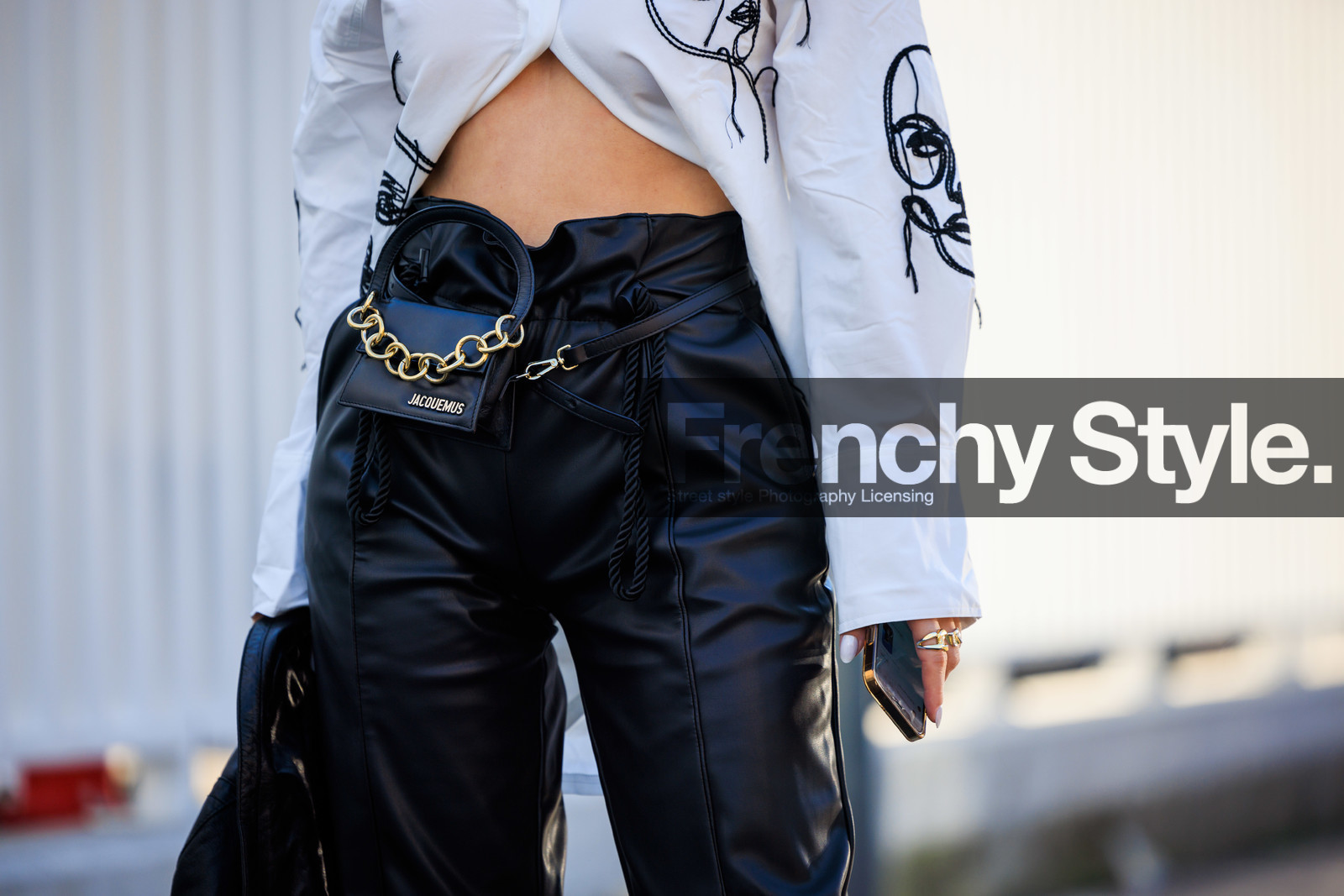 details, close up, jacquemuse, jacquemus bag, chiquito bag, black belt bag, black leather pants, highwaist pants, embroidered shirt, rings, fashion week, frenchystyle, FW, jonathan paciullo, street style, MFW, MILAN, FALL WINTER 2022_2023, AUTUMN WINTER 2022-2023, FW 22-23, horizontal, atmosphere details