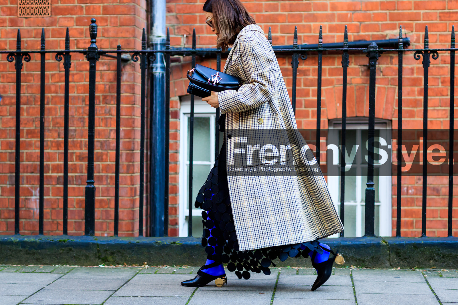atmosphere details, AUTUMN WINTER 2017-2018, AW 17-18, black bag, black dress, black shoes, checked coat, detail, FALL WINTER 2017-2018, fashion week, frenchystyle, FW, FW 17-18, golden heel, graphic dress, high heels, horizontal, jonathan paciullo, jw anderson, laser cut, leather bag, leather shoes, LFW, LONDON, plaid, printed coat, street style, tartan, tights
