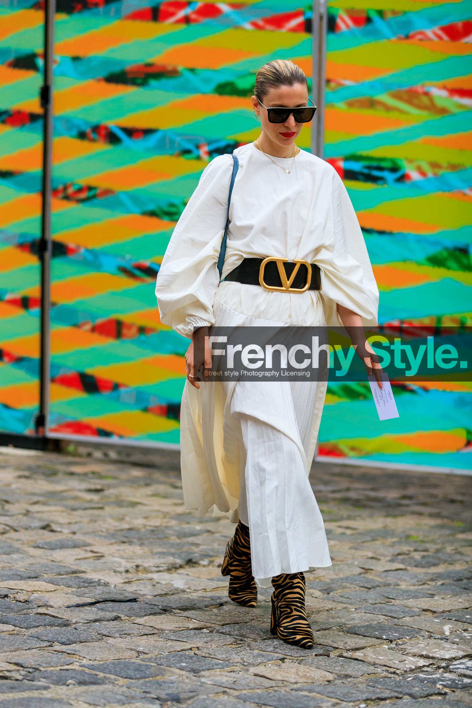 kerry pieri, white dress, long sleeves dress, pleated dress, long dress, balloon sleeves, belted dress, black leather belt, big belt, golden buckle belt, valentino belt, black sunglasses, big sunglasses, futurist shape sunglasses, animal printed boots, fur boots, black boots, camel boots, cartier ring, fashion week, frenchystyle, FW, jonathan paciullo, street style, PFW, PARIS, SPRING SUMMER 2020, SS 20, horizontal, full length
