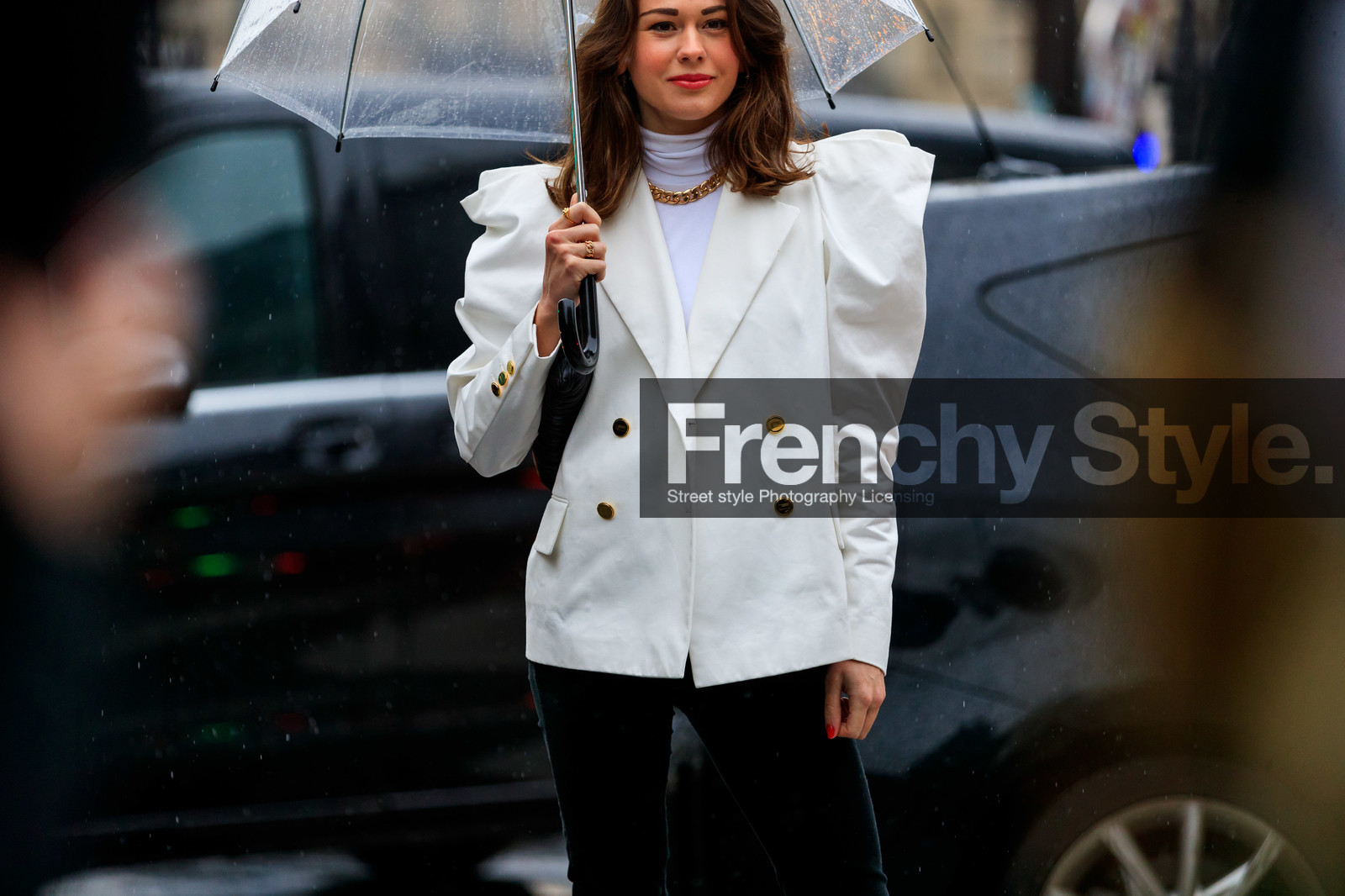 white jacket, white top, turtleneck top, balloon sleeves, golden necklace, big chain necklace, fashion week, frenchystyle, FW, jonathan paciullo, street style, PFW, PARIS, horizontal, atmosphere details, detail