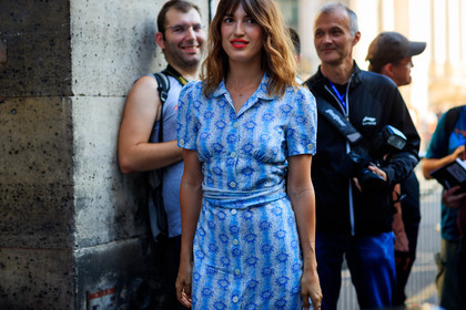 blue dress, graphic dress, printed dress, red lips, fashion week, frenchystyle, FW, jonathan paciullo, street style, PFW, PARIS, atmosphere details, horizontal, detail, AUTUMN WINTER 2018-2019, FALL WINTER 2018-2019, FW 18-19, jeanne damas