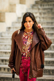 multiprint look, flowered shirt, multicolor shirt, printed top, leather jacker, bomber jacker, pink pants, leather pants, snake print pants, animal print pants, chain belt, golden belt, nina urgell cloquell, fashion week, frenchystyle, FW, jonathan paciullo, street style, AUTUMN WINTER 2022-2023, FALL WINTER 2022_2023, FW 22-23, PFW, PARIS, vertical, detail, brown jacket