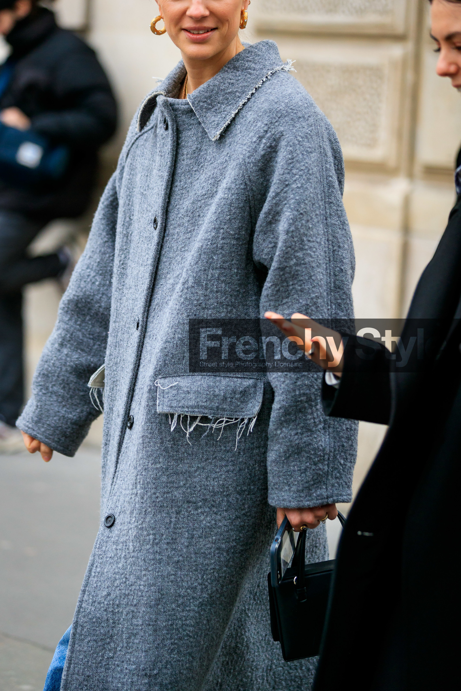 grey coat, used coat, close up detail, fashion week, frenchystyle, FW, jonathan paciullo, street style, PFW, PARIS, vertical, atmosphere details, detail