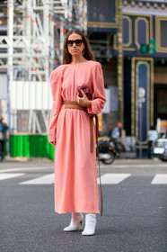 erika boldrin, pink dress, stella mccartney dress, camel leather dress, long dress, long sleeves dress, burgundy leather clutch, bottega veneta bag, belted dress, camel leather belt, silvered earrings, diamond earrings, dangling earrings, white leather boots, high heels boots, PARIS, PFW, SPRING SUMMER 2020, SS 20, fashion week, frenchystyle, FW, jonathan paciullo, street style, vertical, full length