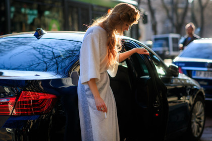 atmosphere details, AUTUMN WINTER 2017-2018, AW 17-18, detail, FALL WINTER 2017-2018, fashion week, frenchystyle, FW, FW 17-18, horizontal, jonathan paciullo, long dress, long hair, MFW, MILAN, shiny dress, street style, white dress