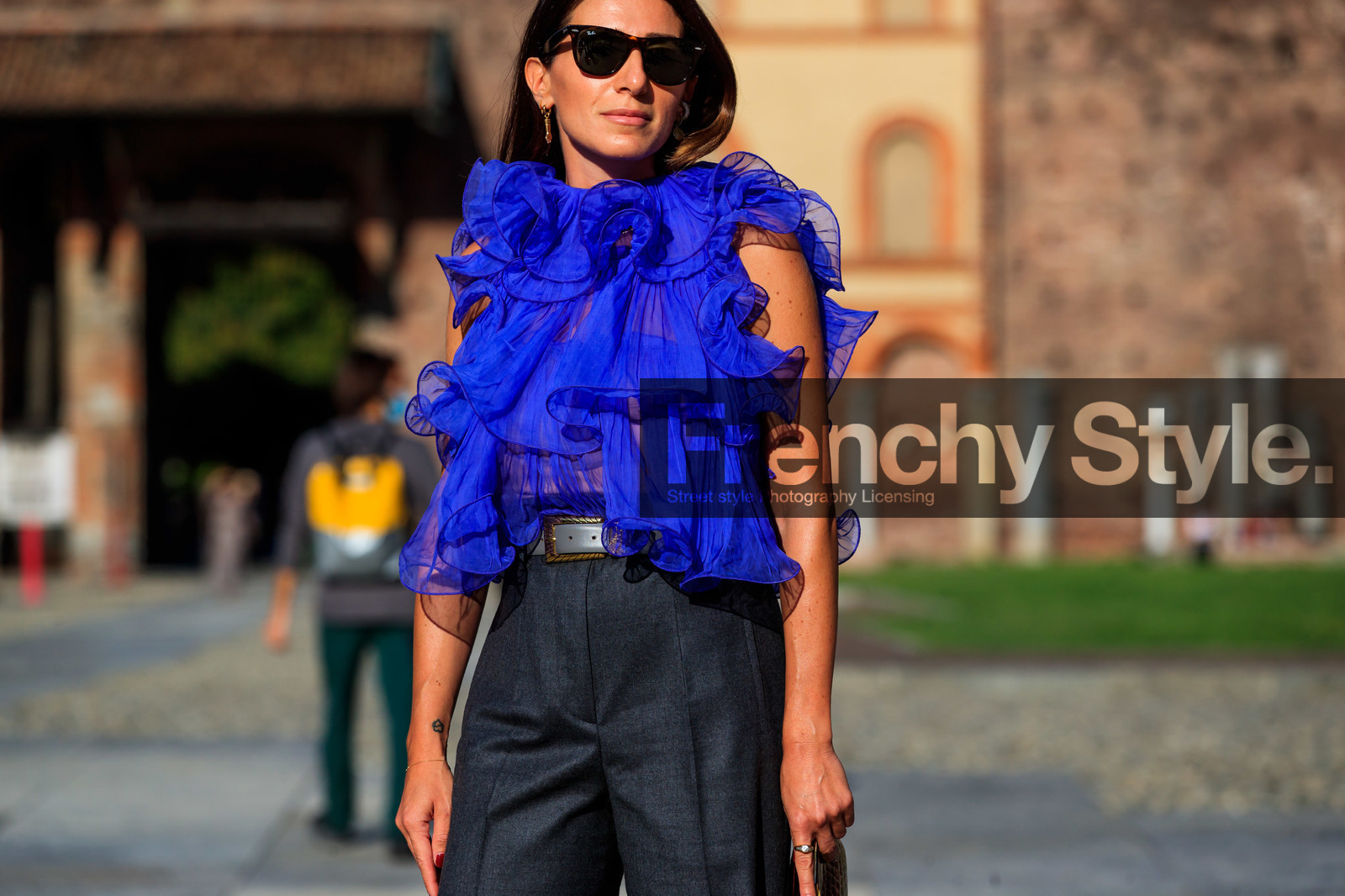 purple blouse, blue blouse, sleeveless blouse, ruffle blouse, grey pants, oversize pants, belted pants, rayban sunglasses, alberta ferretti top, fashion week, frenchystyle, FW, jonathan paciullo, street style, MFW, MILAN, SPRING SUMMER 2021, SS 21, horizontal, atmosphere details, detail