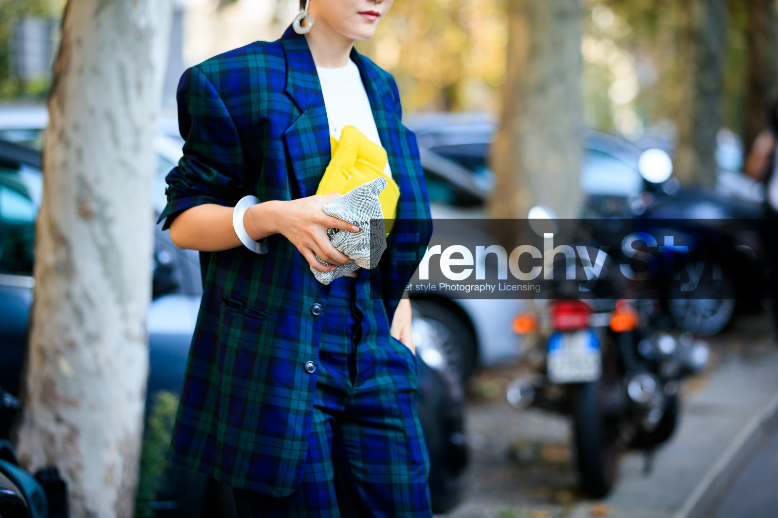blue jacket, blue pants, blue suit, checked, checked suit, earrings, graphic jacket, graphic pants, graphic suit, leather bag, plaid, printed jacket, printed pants, printed suit, sequined bag, shiny bag, short hair, silver bag, sunglasses, tartan, trousers, street style, jonathan paciullo, FW, frenchystyle, fashion week, MFW, MILAN, SPRING SUMMER 2019, SS 19, atmosphere details, horizontal, detail