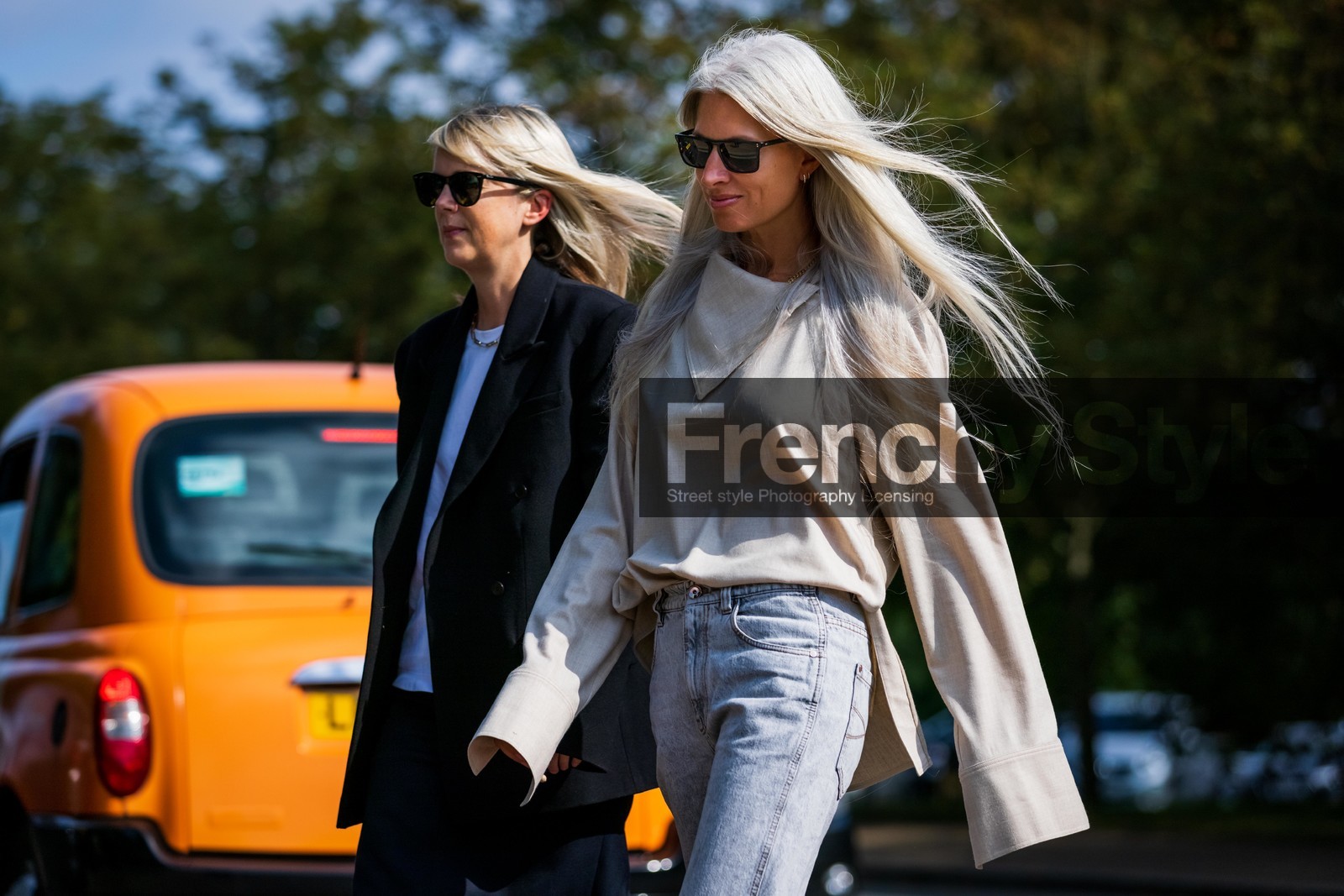 Laura Ingham, Sarah Harris, beige, blouse, denim, jeans, blazer, black, tshirt, sunglasses, fashion week, frenchystyle, FW, jonathan paciullo, street style, SPRING SUMMER 2022, SS 22, LFW, LONDON, horizontal, atmosphere details, detail