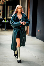 dark green leather trench coat, ganni highknee beig boots, black mini bag, beads necklaces, pink californian hairstyle, fashion week, frenchystyle, FW, jonathan paciullo, street style, NYFW, NEW YORK, AUTUMN WINTER 2022-2023, FALL WINTER 2022_2023, FW 22-23, vertical, full length